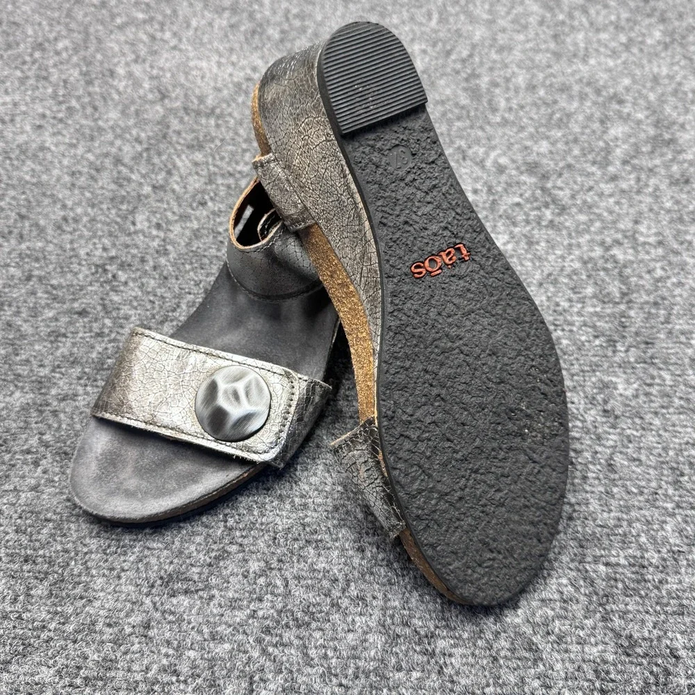 Taos Wedge Sandals Womens 37 Silver Metallic Leather Button Boho Lagenlook